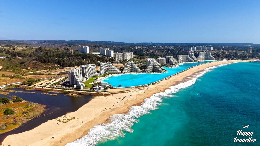 Το θέρετρο San Alfonso del Mar στην Algarrobo της Χιλής με τη μεγαλύτερη πισίνα στον κόσμο δίπλα στον Ειρηνικό Ωκεανό.