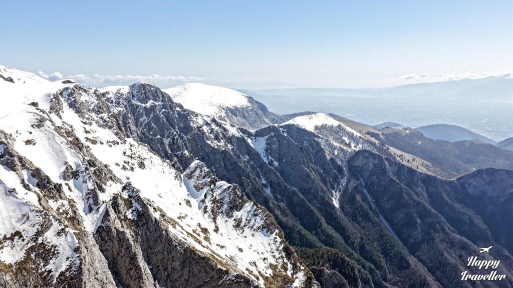 Πανοραμική θέα από το Χιονοδρομικό Κέντρο Φαλακρού στη Δράμα με χιονισμένες πίστες και ορεινό τοπίο.