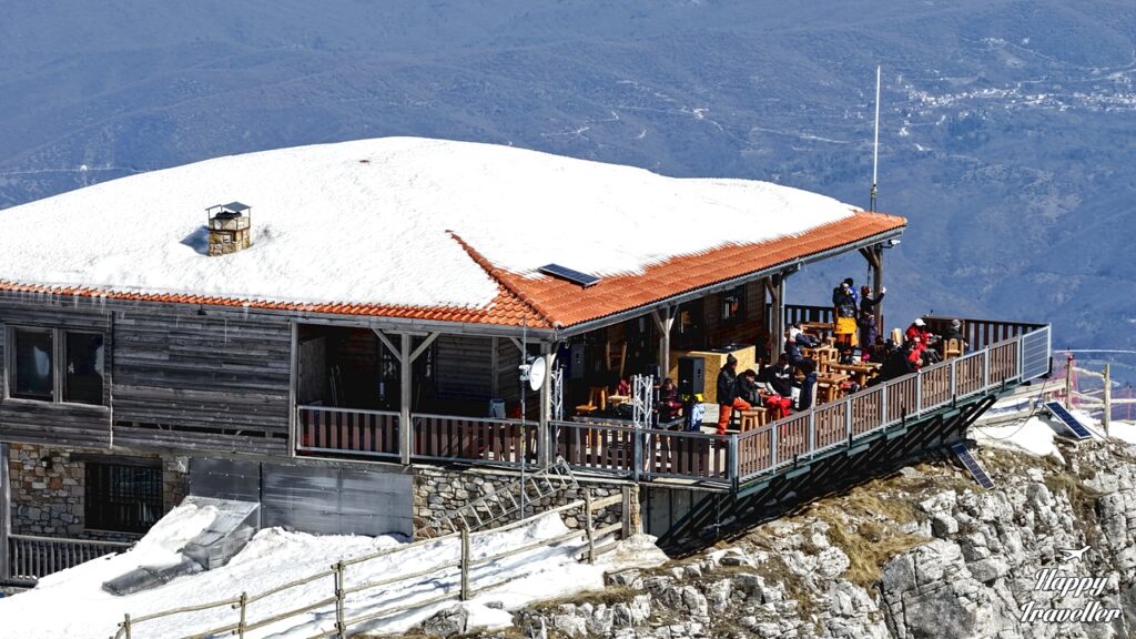Στη Χιονότρυπα απολαύσαμε ένα μοναδικό μπέργκερ με την πιο επική θέα της Ελλάδας