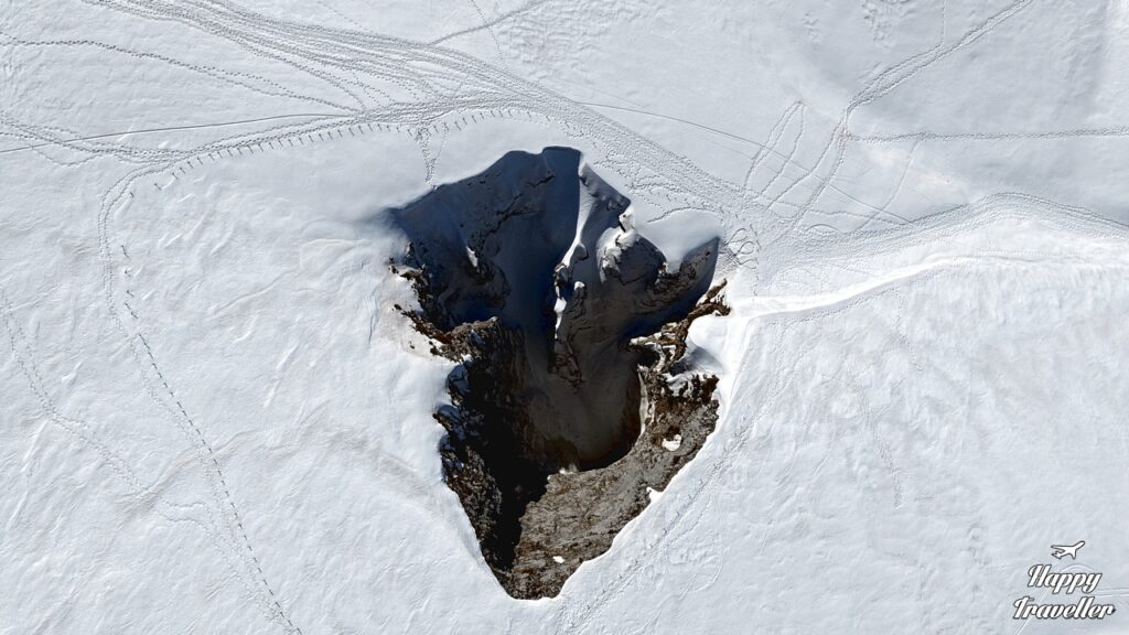 Πανοραμική θέα από το όρος Φαλακρό και το Χιονοδρομικό Κέντρο Φαλακρού στη Δράμα με χιονισμένες πλαγιές και βουνά.