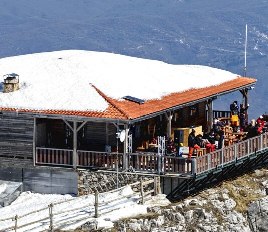 Στη Χιονότρυπα απολαύσαμε ένα μοναδικό μπέργκερ με την πιο επική θέα της Ελλάδας