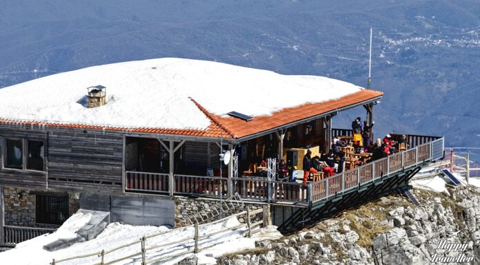 Στη Χιονότρυπα απολαύσαμε ένα μοναδικό μπέργκερ με την πιο επική θέα της Ελλάδας