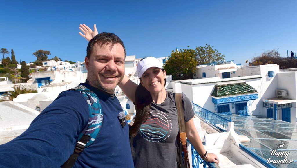 Ο Ευτύχης και η Ηλέκτρα στο Σίντι Μπου Σαΐντ της Τυνησίας. Βρίσκονται στην ταράτσα ενός παραδοσιακού σπιτιού για να απολαύσουν τη θέα.