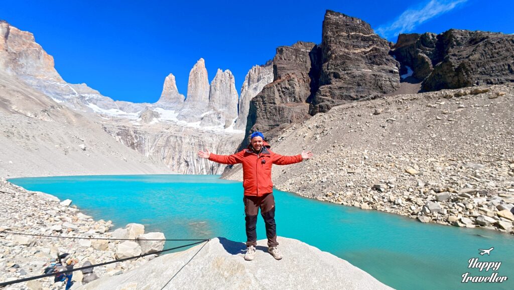 Ευτύχης Μπλέτσας στο Torres del Paine στη Χιλή, μπροστά από το εντυπωσιακό παταγονικό τοπίο με βουνά, λίμνες και άγρια φύση