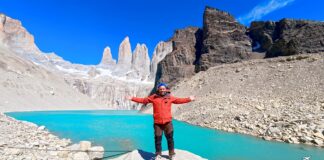 Ευτύχης Μπλέτσας στο Torres del Paine στη Χιλή, μπροστά από το εντυπωσιακό παταγονικό τοπίο με βουνά, λίμνες και άγρια φύση