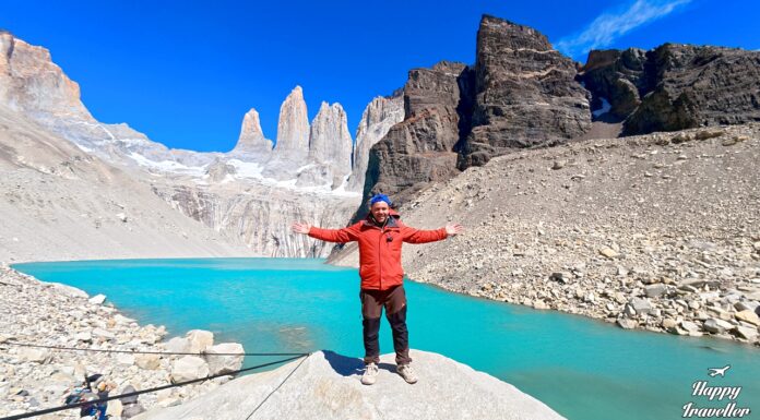 Ευτύχης Μπλέτσας στο Torres del Paine στη Χιλή, μπροστά από το εντυπωσιακό παταγονικό τοπίο με βουνά, λίμνες και άγρια φύση