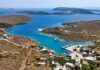 Από τους Αρκιούς, με ήρεμη ατμόσφαιρα και θέα σε μικρά νησάκια του Αιγαίου