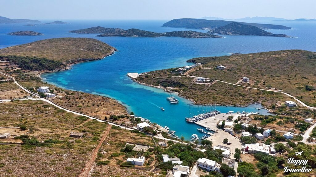 Από τους Αρκιούς, με ήρεμη ατμόσφαιρα και θέα σε μικρά νησάκια του Αιγαίου