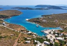 Από τους Αρκιούς, με ήρεμη ατμόσφαιρα και θέα σε μικρά νησάκια του Αιγαίου