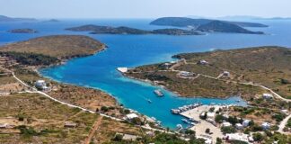 Από τους Αρκιούς, με ήρεμη ατμόσφαιρα και θέα σε μικρά νησάκια του Αιγαίου