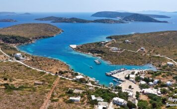 Από τους Αρκιούς, με ήρεμη ατμόσφαιρα και θέα σε μικρά νησάκια του Αιγαίου