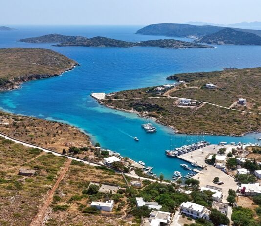 Από τους Αρκιούς, με ήρεμη ατμόσφαιρα και θέα σε μικρά νησάκια του Αιγαίου