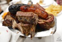 Παραδοσιακό ασάδο σερβιρισμένο στο πιάτο, με ποικιλία από κομμάτια κρέατος.