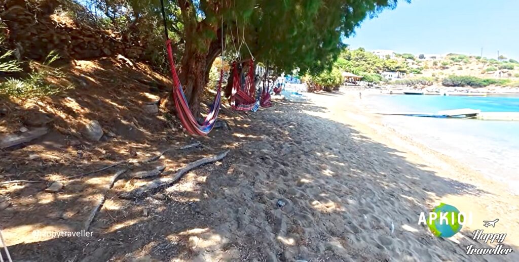 Οι πολύ άνετες αιώρες που μπορείς να ξαπλώσεις στην παραλία του νησιού Μαράθι.
