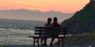 10. Ηλιοβασίλεμα με θέα προς την Ικαρία