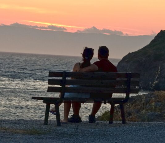 10. Ηλιοβασίλεμα με θέα προς την Ικαρία