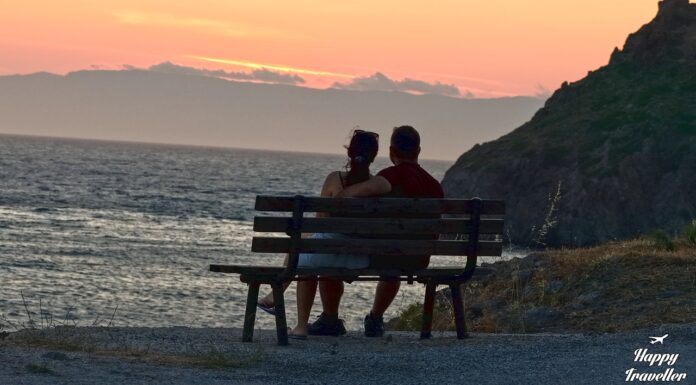 10. Ηλιοβασίλεμα με θέα προς την Ικαρία