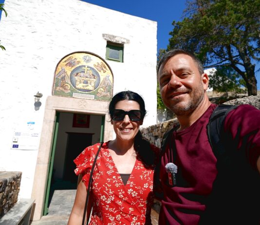 Ο Ευτύχης και η Ηλέκτρα στο σπήλαιο της Αποκάλυψης στην Πάτμο: Ένα από τα σημαντικότερα προσκυνήματα της Ελλάδας