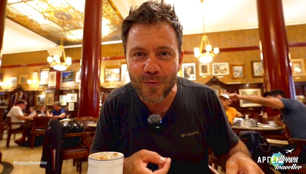 Ο Ευτύχης δοκιμάζει τσούρος στο ιστορικό Café Tortoni στο Μπουένος Άιρες