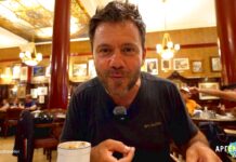 Ο Ευτύχης δοκιμάζει τσούρος στο ιστορικό Café Tortoni στο Μπουένος Άιρες