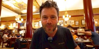Ο Ευτύχης δοκιμάζει τσούρος στο ιστορικό Café Tortoni στο Μπουένος Άιρες