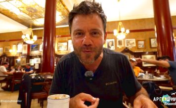 Ο Ευτύχης δοκιμάζει τσούρος στο ιστορικό Café Tortoni στο Μπουένος Άιρες