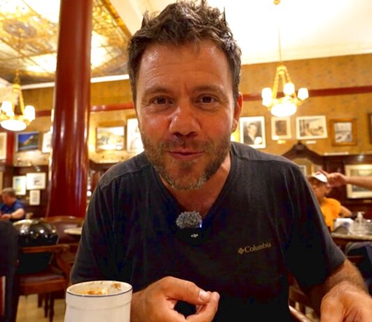 Ο Ευτύχης δοκιμάζει τσούρος στο ιστορικό Café Tortoni στο Μπουένος Άιρες