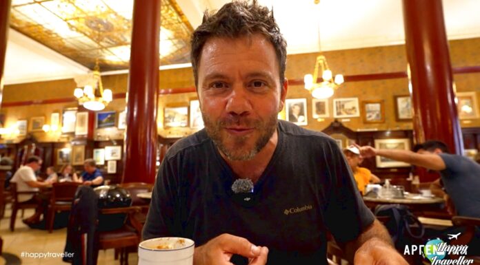 Ο Ευτύχης δοκιμάζει τσούρος στο ιστορικό Café Tortoni στο Μπουένος Άιρες