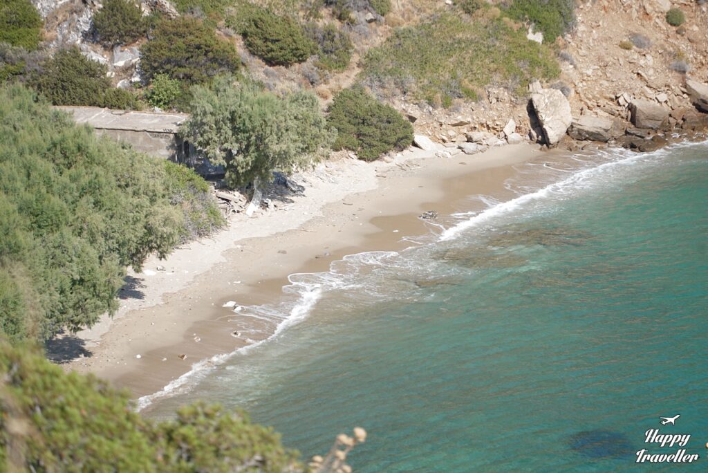 Οι παραλίες του νησιού είναι πεντακάθαρες και δαντελωτές.
