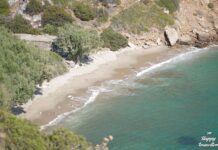 Οι παραλίες του νησιού είναι πεντακάθαρες και δαντελωτές.