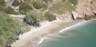 Οι παραλίες του νησιού είναι πεντακάθαρες και δαντελωτές.