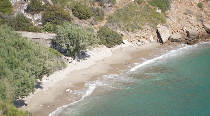 Οι 7 καλύτερες παραλίες στους Φούρνους Κορσεών Οι παραλίες του νησιού είναι πεντακάθαρες και δαντελωτές.