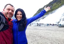 Ο Ευτύχης και η Ηλέκτρα στο Juneau της Αλάσκας και πιο συγκεκριμένα στον καταρράκτη Nugget .