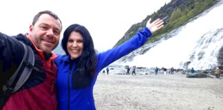 Ο Ευτύχης και η Ηλέκτρα στο Juneau της Αλάσκας και πιο συγκεκριμένα στον καταρράκτη Nugget .