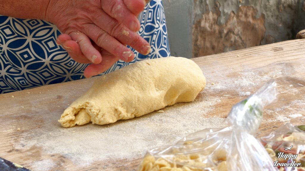 Παραδοσιακά ζυμαρικά orecchiette που φτιάχνονται από Ιταλίδες στο δρόμο 