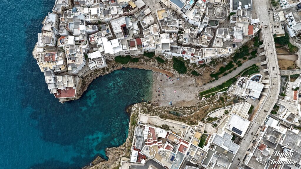 Η φημισμένη παραλία του Πολινιάνο α Μάρε από ψηλά