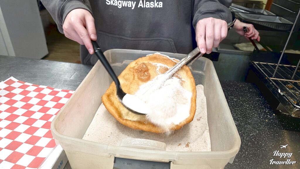  Το «τηγανητό ψωμί της Αλάσκας» (Alaskan Fry Bread) είναι ένα τηγανητό ζυμάρι, τραγανό εξωτερικά και αφράτο μέσα, που συχνά σερβίρεται γλυκό με κανέλα, ζάχαρη, μέλι ή άλλα toppings.