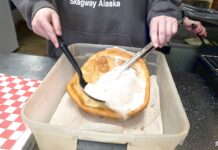 Το «τηγανητό ψωμί της Αλάσκας» (Alaskan Fry Bread) είναι ένα τηγανητό ζυμάρι, τραγανό εξωτερικά και αφράτο μέσα, που συχνά σερβίρεται γλυκό με κανέλα, ζάχαρη, μέλι ή άλλα toppings.
