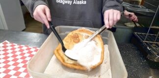 Το «τηγανητό ψωμί της Αλάσκας» (Alaskan Fry Bread) είναι ένα τηγανητό ζυμάρι, τραγανό εξωτερικά και αφράτο μέσα, που συχνά σερβίρεται γλυκό με κανέλα, ζάχαρη, μέλι ή άλλα toppings.