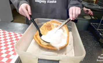 Το «τηγανητό ψωμί της Αλάσκας» (Alaskan Fry Bread) είναι ένα τηγανητό ζυμάρι, τραγανό εξωτερικά και αφράτο μέσα, που συχνά σερβίρεται γλυκό με κανέλα, ζάχαρη, μέλι ή άλλα toppings.