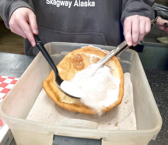 Το «τηγανητό ψωμί της Αλάσκας» (Alaskan Fry Bread) είναι ένα τηγανητό ζυμάρι, τραγανό εξωτερικά και αφράτο μέσα, που συχνά σερβίρεται γλυκό με κανέλα, ζάχαρη, μέλι ή άλλα toppings.