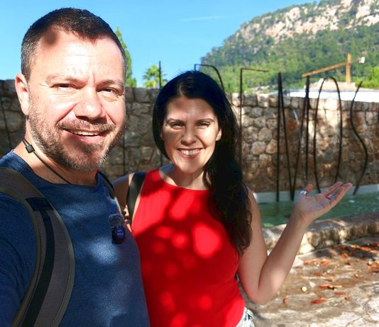 ΒΑΛΝΤΕΜΟΣΑ: Στο χωριό του Σοπέν στη Μαγιόρκα Ο Ευτύχης και η Ηλέκτρα στην Βαλντεμόσα