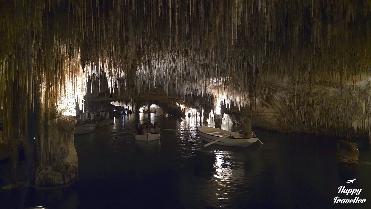 Η φημισμένη Cuevas del Drach μέσα στην οποία γίνονται μικρές συναυλίες κλασσικής μουσικής. 