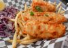 Ο Ευτύχης δοκιμάσει fish and chips στη Αλάσκα