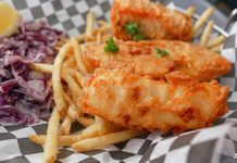 Ο Ευτύχης δοκιμάσει fish and chips στη Αλάσκα