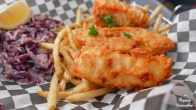 Ο Ευτύχης δοκιμάσει fish and chips στη Αλάσκα