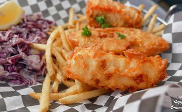 Ο Ευτύχης δοκιμάσει fish and chips στη Αλάσκα