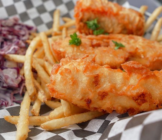 Ο Ευτύχης δοκιμάσει fish and chips στη Αλάσκα