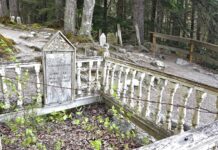 Τάφος στο ιστορικό νεκροταφείο Gold Rush Cemetery στο Σκάγκγουεϊ της Αλάσκας.