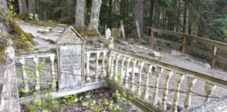 Τάφος στο ιστορικό νεκροταφείο Gold Rush Cemetery στο Σκάγκγουεϊ της Αλάσκας.